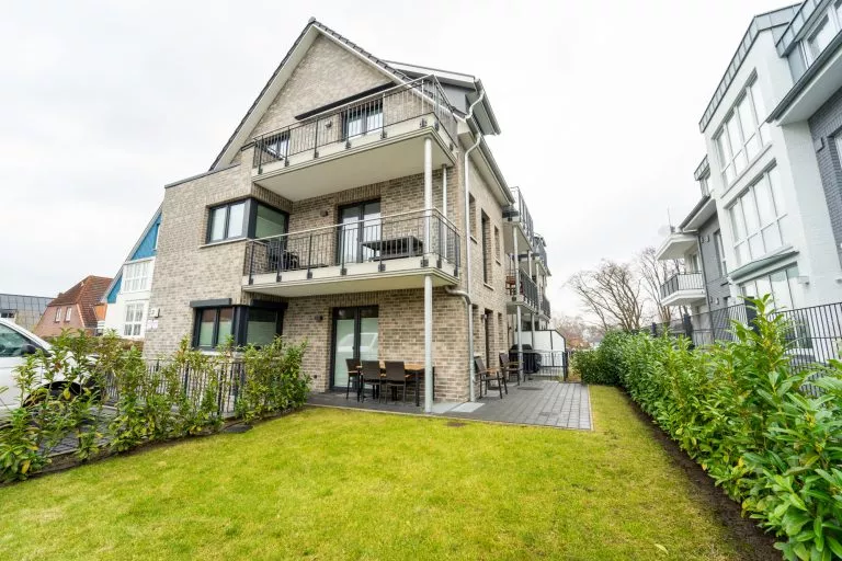 Moellerherm Immobilien - Immobilienangebot - Scharbeutz - Alle - Neubautraum auf Zeit – Möblierte Erdgeschosswohnung mit Terrasse und Gartenanteil in fußläufiger Strandnähe von Scharbeutz