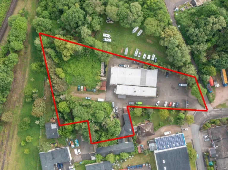 Moellerherm Immobilien - Immobilienangebot - Lübeck - Alle - Gewerbegrundstück mit Halle und Bürogebäude im Gewerbe- und Industriegebiet Lübeck Genin