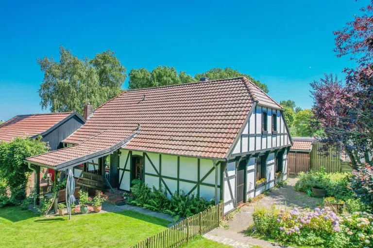 Moellerherm Immobilien - Immobilienangebot - Nordenham / Volkers - Alle - Fachwerkhaus auf großem Grundstück mit Scheune, 2 Pferdeboxen und Paddocks in Blexen-Volkers
