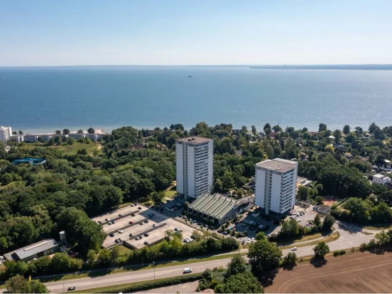 Moellerherm Immobilien - Immobilienangebot - Sierksdorf - Alle - Der Ostsee so nah - Möblierte Ferienwohnung mit seitlichem Meerblick  in Sierksdorf
