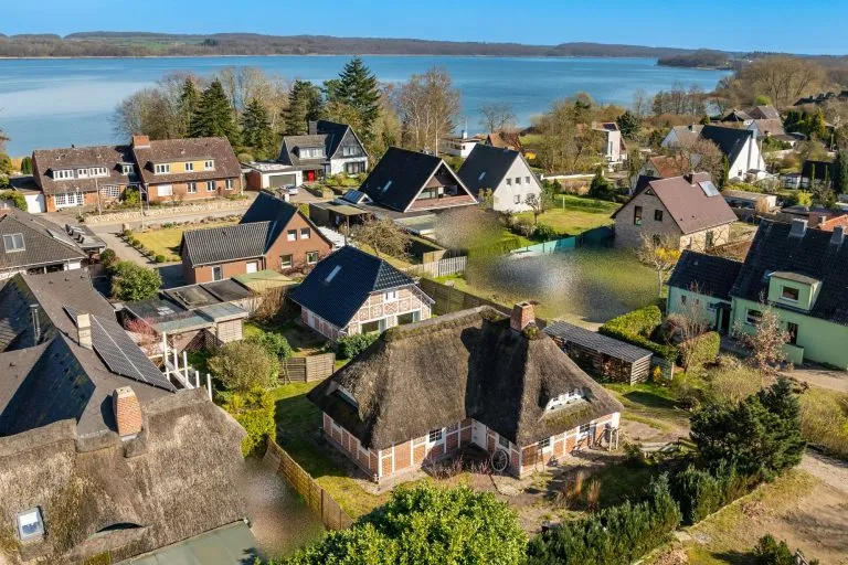 Moellerherm Immobilien - Immobilienangebot - Pogeez - Alle - Reetdach-Fachwerk-Kate mit Gästehaus auf großem Grundstück in Pogeez