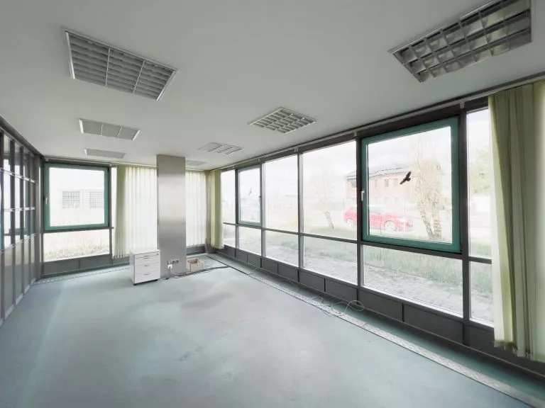 Moellerherm Immobilien - Immobilienangebot - Spreenhagen - Alle - Modernes Bürohaus mit Produktions- & Lagerhallen und 2.500qm Freifläche - 1,2km nah der Autobahn