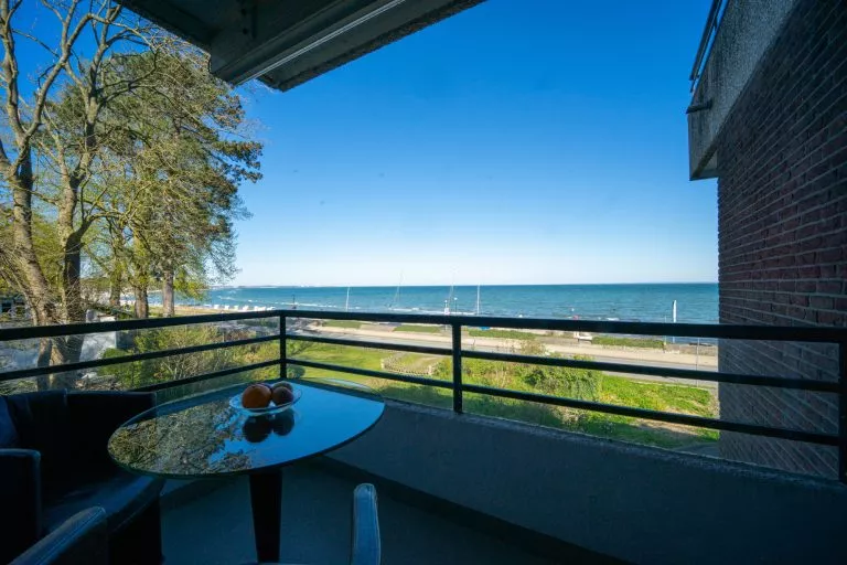 Moellerherm Immobilien - Immobilienangebot - Scharbeutz / Haffkrug - Alle - Meeresrauschen inklusive - Strand-Apartment mit Blick auf die Ostsee
