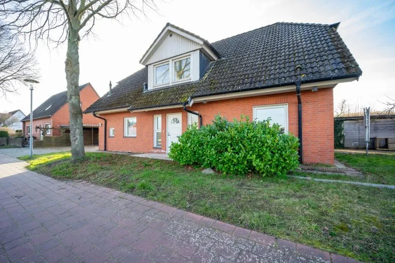 Moellerherm Immobilien - Immobilienangebot - Pogeez - Alle - Komplett entkernt: Schweden-Haus mit kleinem Garten 
sucht neuen Besitzer in Pogeez