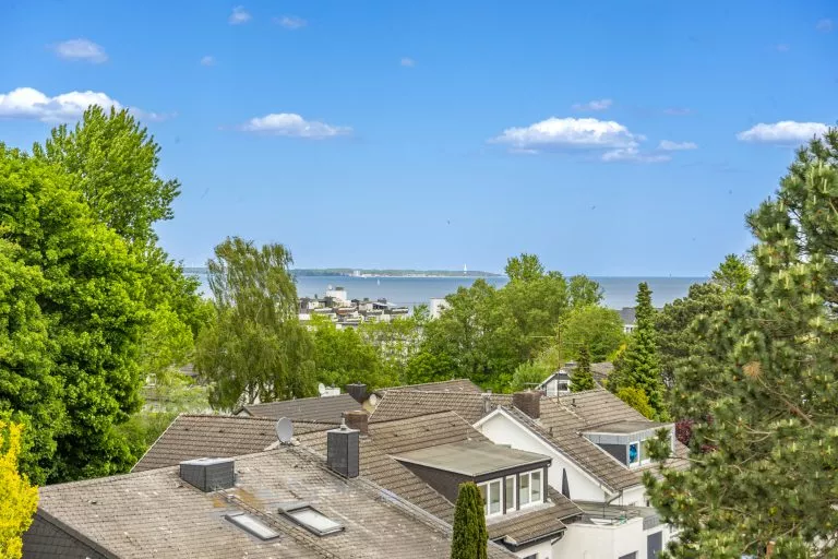 Moellerherm Immobilien - Immobilienangebot - Scharbeutz - Alle - Über den Dächern von Scharbeutz mit direktem Blick zur Ostsee - Eigentumswohnung mit Fahrstuhl