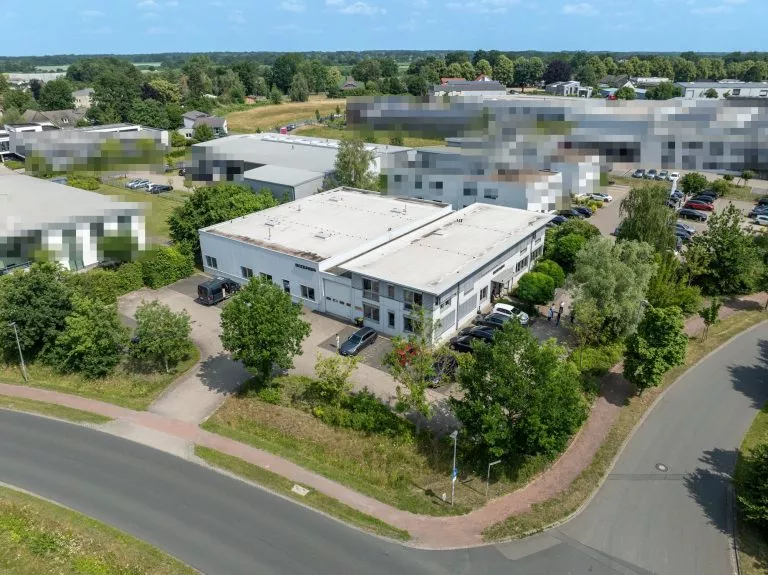 Moellerherm Immobilien - Immobilienangebot - Isernhagen / Kirchhorst - Alle - Industriehalle und Freifläche im Industriegebiet, 650 m² Werkstatt und Lager, ca. 600 m² Bürofläche (2-geschossig)