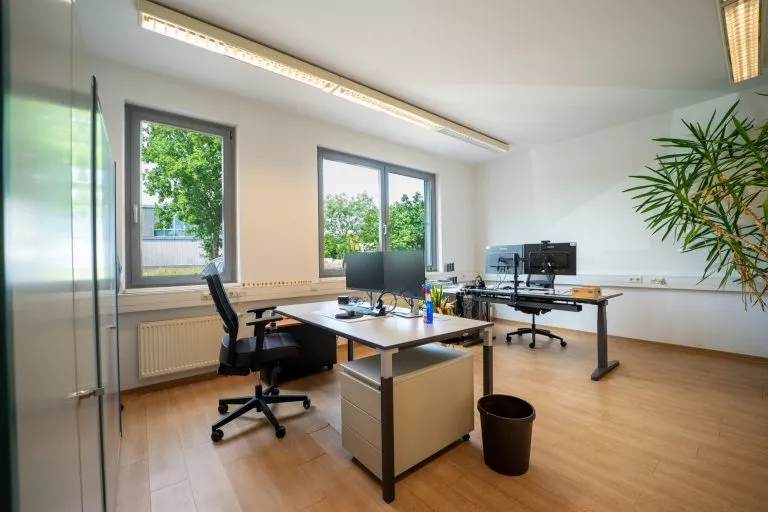 Moellerherm Immobilien - Immobilienangebot - Isernhagen / Kirchhorst - Alle - Industriehalle und Freifläche im Industriegebiet, 650 m² Werkstatt und Lager, ca. 600 m² Bürofläche (2-geschossig)