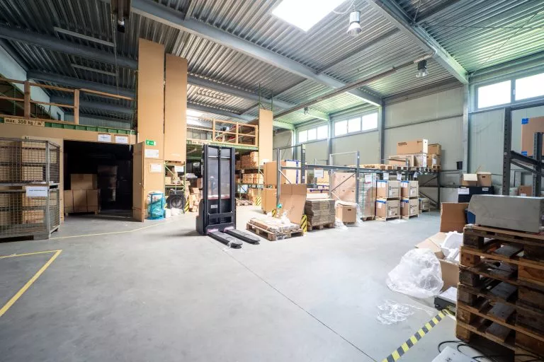Moellerherm Immobilien - Immobilienangebot - Isernhagen / Kirchhorst - Alle - Industriehalle und Freifläche im Industriegebiet, 650 m² Werkstatt und Lager, ca. 600 m² Bürofläche (2-geschossig)