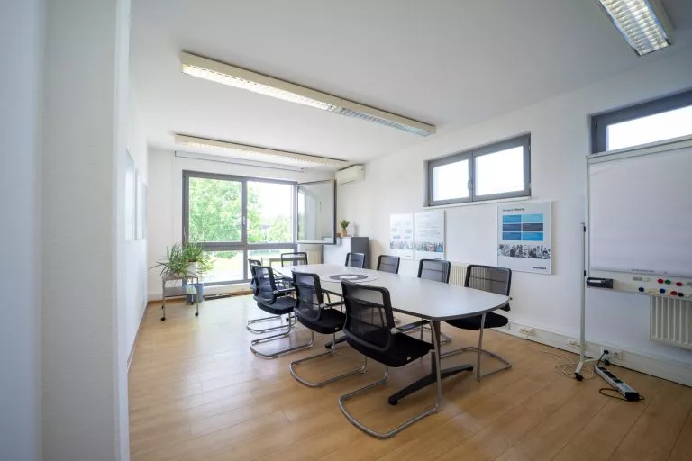 Moellerherm Immobilien - Immobilienangebot - Isernhagen / Kirchhorst - Alle - Industriehalle und Freifläche im Industriegebiet, 650 m² Werkstatt und Lager, ca. 600 m² Bürofläche (2-geschossig)