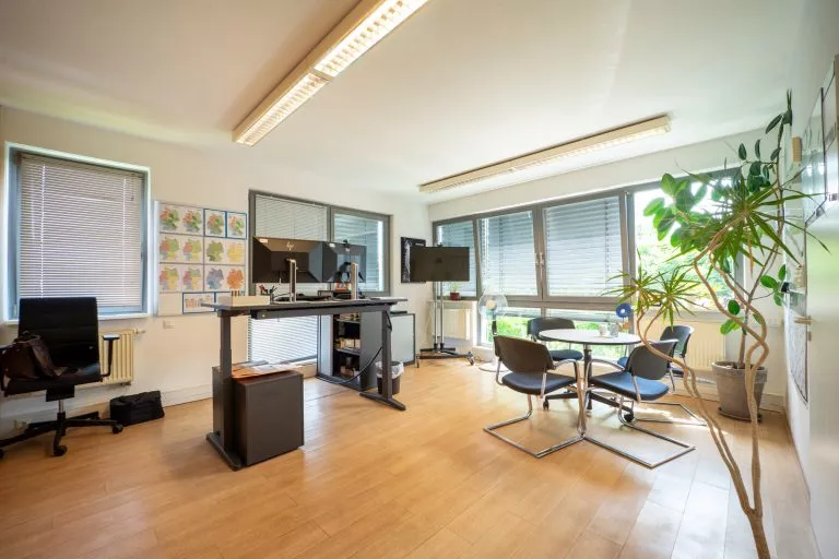 Moellerherm Immobilien - Immobilienangebot - Isernhagen / Kirchhorst - Alle - Industriehalle und Freifläche im Industriegebiet, 650 m² Werkstatt und Lager, ca. 600 m² Bürofläche (2-geschossig)