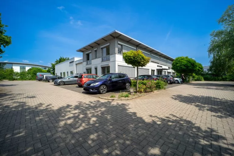 Moellerherm Immobilien - Immobilienangebot - Isernhagen / Kirchhorst - Alle - Industriehalle und Freifläche im Industriegebiet, 650 m² Werkstatt und Lager, ca. 600 m² Bürofläche (2-geschossig)