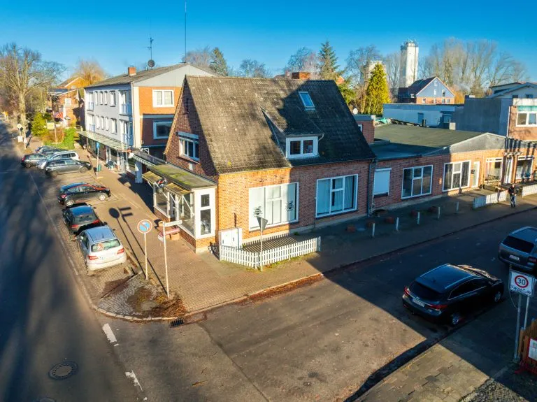 Moellerherm Immobilien - Immobilienangebot - Lensahn - Alle - NEUER PREIS: Komplexes Investment (8,5% Rendite) verteilt auf 4 Häuser - 10 Wohnungen und 9 Läden im Zentrum von Lensahn (JNKM 114.895 €)