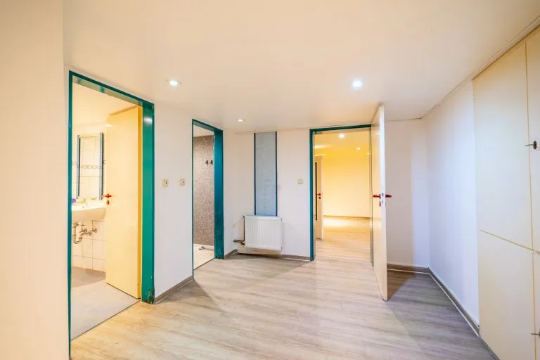 Moellerherm Immobilien - Immobilienangebot - Lensahn - Alle - NEUER PREIS: Komplexes Investment (8,5% Rendite) verteilt auf 4 Häuser - 10 Wohnungen und 9 Läden im Zentrum von Lensahn (JNKM 114.895 €)