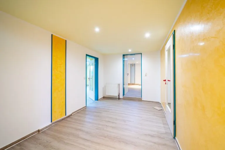 Moellerherm Immobilien - Immobilienangebot - Lensahn - Alle - NEUER PREIS: Komplexes Investment (8,5% Rendite) verteilt auf 4 Häuser - 10 Wohnungen und 9 Läden im Zentrum von Lensahn (JNKM 114.895 €)