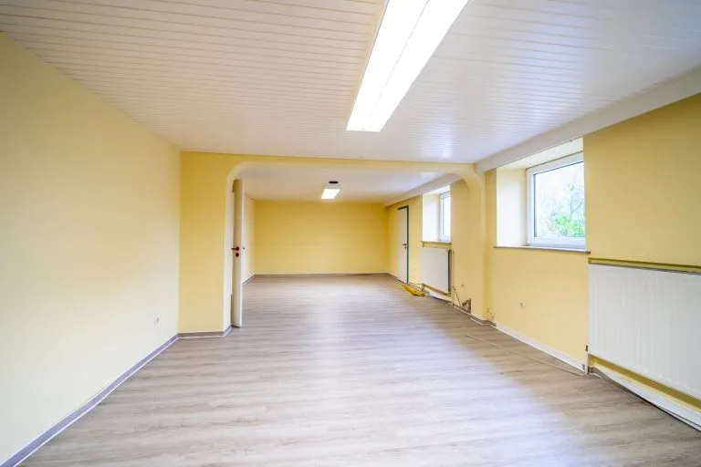 Moellerherm Immobilien - Immobilienangebot - Lensahn - Alle - NEUER PREIS: Komplexes Investment (8,5% Rendite) verteilt auf 4 Häuser - 10 Wohnungen und 9 Läden im Zentrum von Lensahn (JNKM 114.895 €)