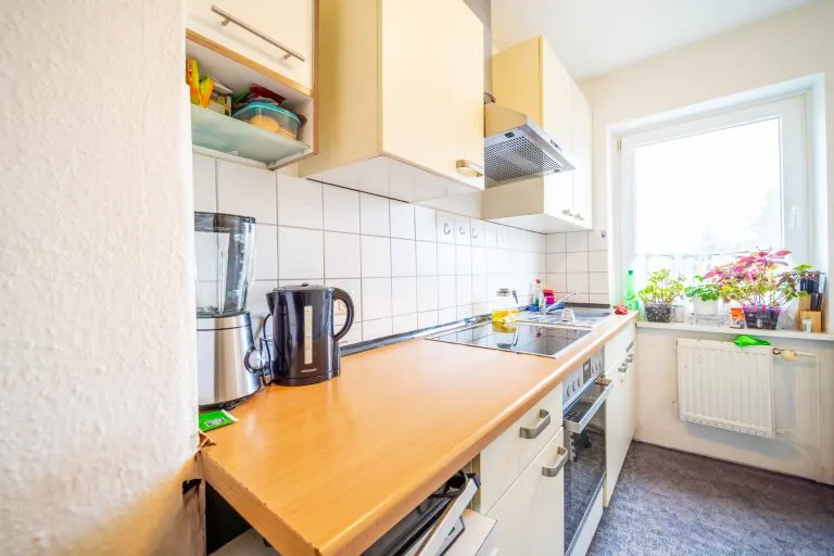 Moellerherm Immobilien - Immobilienangebot - Lensahn - Alle - NEUER PREIS: Komplexes Investment (8,5% Rendite) verteilt auf 4 Häuser - 10 Wohnungen und 9 Läden im Zentrum von Lensahn (JNKM 114.895 €)