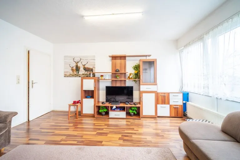 Moellerherm Immobilien - Immobilienangebot - Lensahn - Alle - NEUER PREIS: Komplexes Investment (8,5% Rendite) verteilt auf 4 Häuser - 10 Wohnungen und 9 Läden im Zentrum von Lensahn (JNKM 114.895 €)