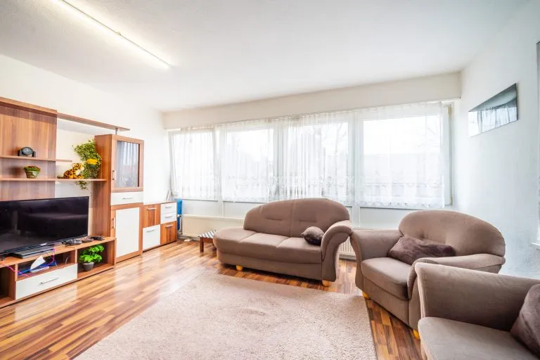 Moellerherm Immobilien - Immobilienangebot - Lensahn - Alle - NEUER PREIS: Komplexes Investment (8,5% Rendite) verteilt auf 4 Häuser - 10 Wohnungen und 9 Läden im Zentrum von Lensahn (JNKM 114.895 €)