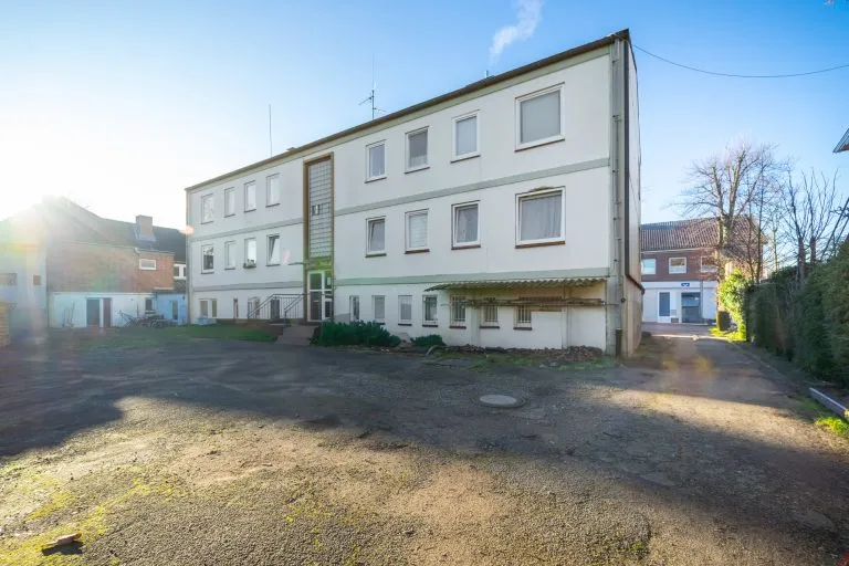 Moellerherm Immobilien - Immobilienangebot - Lensahn - Alle - NEUER PREIS: Komplexes Investment (8,5% Rendite) verteilt auf 4 Häuser - 10 Wohnungen und 9 Läden im Zentrum von Lensahn (JNKM 114.895 €)