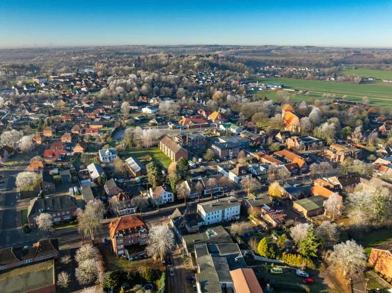 Moellerherm Immobilien - Immobilienangebot - Lensahn - Alle - NEUER PREIS: Komplexes Investment (8,5% Rendite) verteilt auf 4 Häuser - 10 Wohnungen und 9 Läden im Zentrum von Lensahn (JNKM 114.895 €)