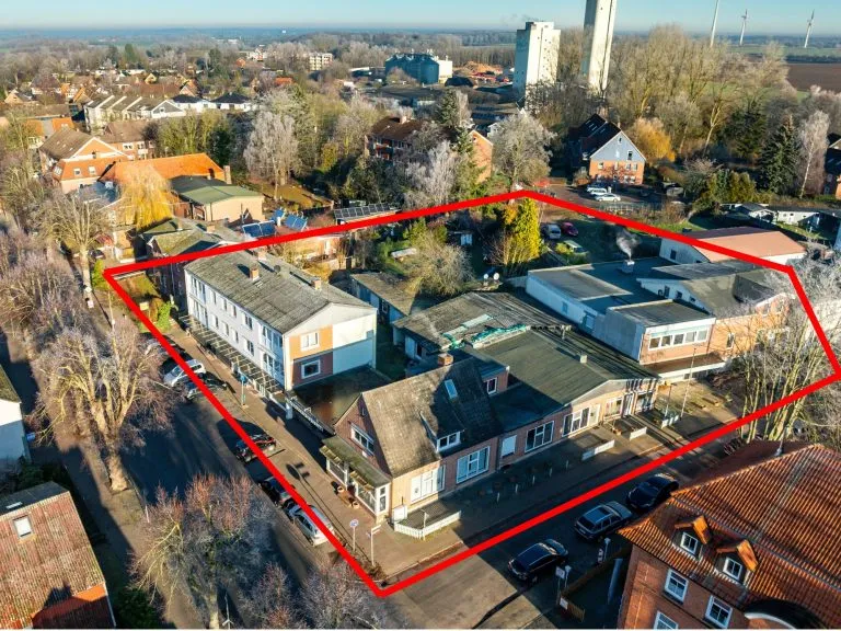 Moellerherm Immobilien - Immobilienangebot - Lensahn - Alle - Komplexes Investment (8,1% Rendite) verteilt auf 4 Häuser - 10 Wohnungen und 9 Läden im Zentrum von Lensahn (JNKM 115.495 €)