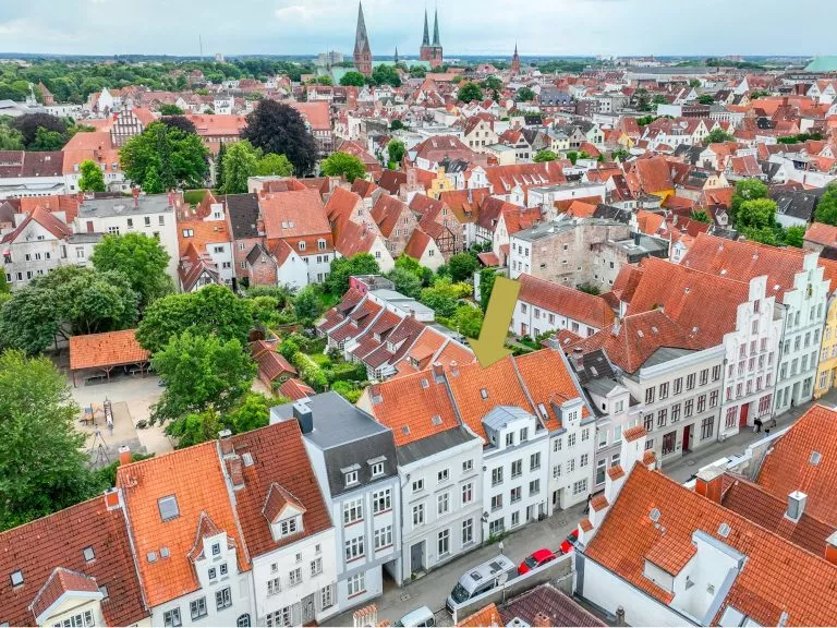 Moellerherm Immobilien - Immobilienangebot - Lübeck / Innenstadt - Alle - Frei werdendes historisches Stadthaus von 1531 mit zwei stilvoll sanierten Wohnungen