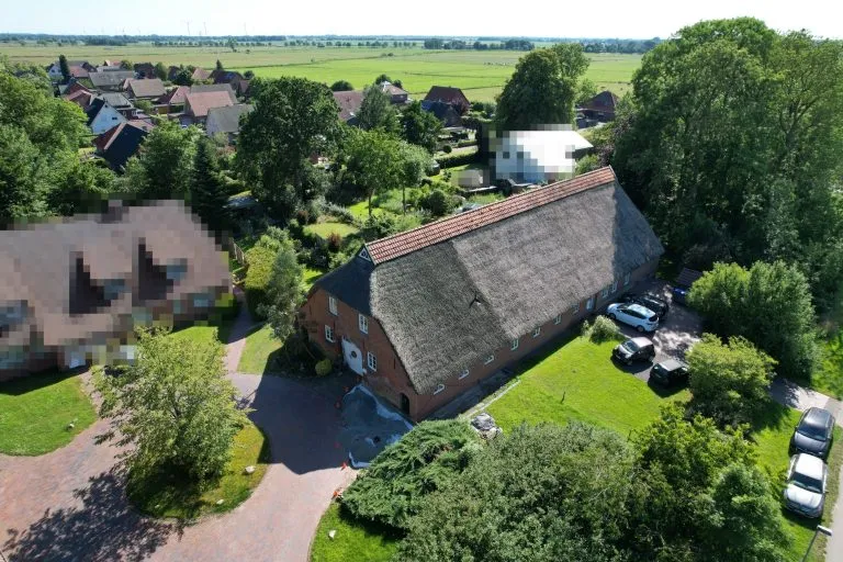 Moellerherm Immobilien - Immobilienangebot - Brake / Golzwarden - Alle - Reetdach-Bauernhaus mit 3 Wohneinheiten in Brake/Golzwarden