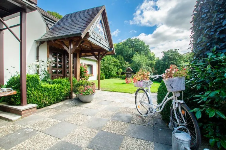 Moellerherm Immobilien - Immobilienangebot - Nordenham / Blexen - Alle - Großes Haus an der Wesermündung mit Ferienwohnung auf großem Grundstück in Nordenham-Volkers