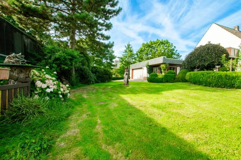 Moellerherm Immobilien - Immobilienangebot - Nordenham / Blexen - Alle - Großes Haus an der Wesermündung mit Ferienwohnung auf großem Grundstück in Nordenham-Volkers