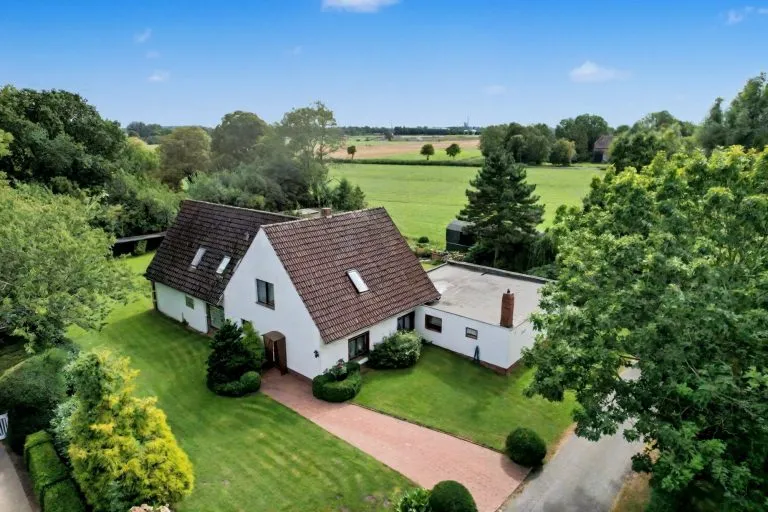 Moellerherm Immobilien - Immobilienangebot - Nordenham / Blexen - Alle - Großes Haus an der Wesermündung mit Ferienwohnung auf großem Grundstück in Nordenham-Volkers