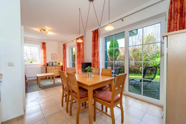 Moellerherm Immobilien - Immobilienangebot - Dassow/ Barendorf - Alle - Gemütliche Ferienwohnung unter Reet- nur wenige Minuten von der Ostsee entfernt