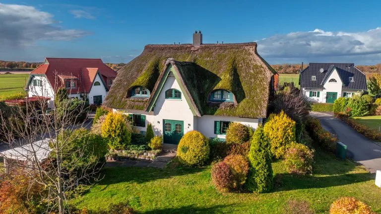Moellerherm Immobilien - Immobilienangebot - Dassow/ Barendorf - Alle - Gemütliche Ferienwohnung unter Reet- nur wenige Minuten von der Ostsee entfernt