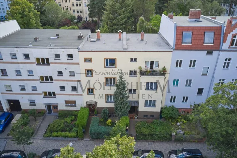 Moellerherm Immobilien - Immobilienangebot - Berlin / Reinickendorf - Alle - Bezugsfreies 2-MFH mit schönem Garten und zwei Remisen für Sanierung und Dachausbau.