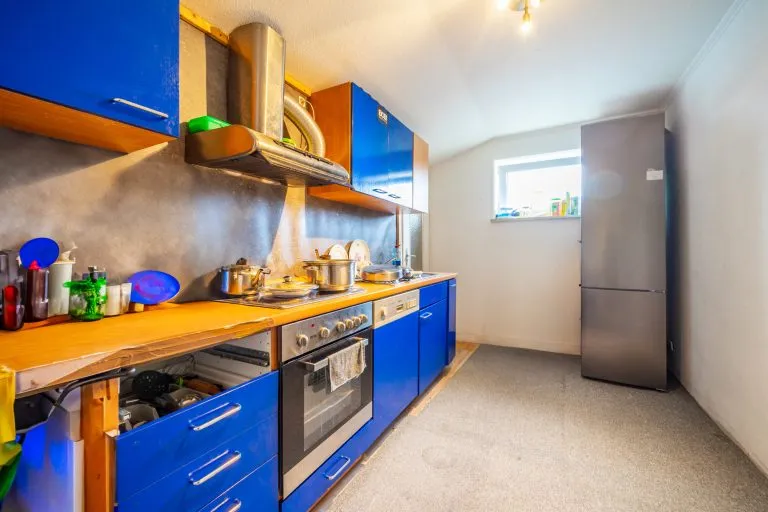 Moellerherm Immobilien - Immobilienangebot - Lensahn - Alle - Eckgebäude mit zwei Läden und zwei Wohnungen im Zentrum von Lensahn (JNKM 21.253 € Faktor 12,5)