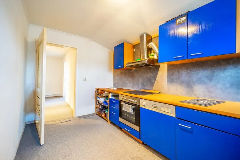 Moellerherm Immobilien - Immobilienangebot - Lensahn - Alle - Eckgebäude mit zwei Läden und zwei Wohnungen im Zentrum von Lensahn (JNKM 21.253 € Faktor 12,5)