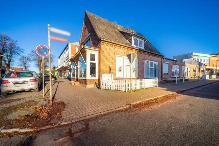 Moellerherm Immobilien - Immobilienangebot - Lensahn - Alle - Eckgebäude mit zwei Läden und zwei Wohnungen im Zentrum von Lensahn (JNKM 21.253 € Faktor 12,5)