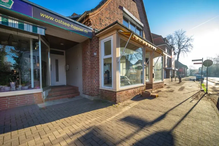 Moellerherm Immobilien - Immobilienangebot - Lensahn - Alle - Eckgebäude mit zwei Läden und zwei Wohnungen im Zentrum von Lensahn (JNKM 21.253 € Faktor 12,5)
