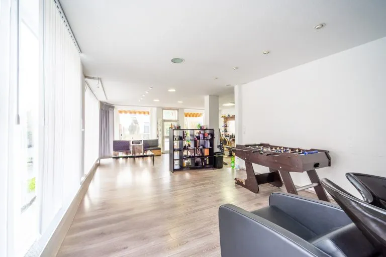 Moellerherm Immobilien - Immobilienangebot - Lensahn - Alle - Eckgebäude mit zwei Läden und zwei Wohnungen im Zentrum von Lensahn (JNKM 21.253 € Faktor 12,5)