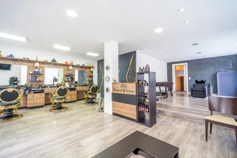Moellerherm Immobilien - Immobilienangebot - Lensahn - Alle - Eckgebäude mit zwei Läden und zwei Wohnungen im Zentrum von Lensahn (JNKM 21.253 € Faktor 12,5)