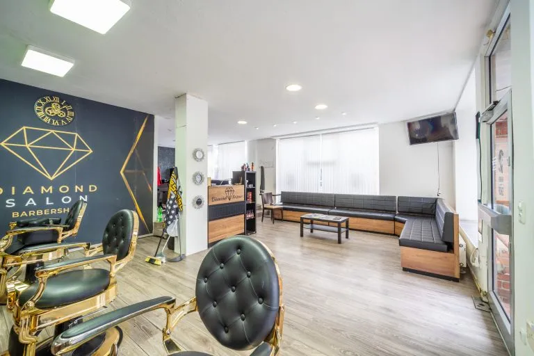 Moellerherm Immobilien - Immobilienangebot - Lensahn - Alle - Eckgebäude mit zwei Läden und zwei Wohnungen im Zentrum von Lensahn (JNKM 21.253 € Faktor 12,5)