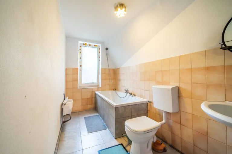Moellerherm Immobilien - Immobilienangebot - Lensahn - Alle - Eckgebäude mit zwei Läden und zwei Wohnungen im Zentrum von Lensahn (JNKM 21.253 € Faktor 12,5)