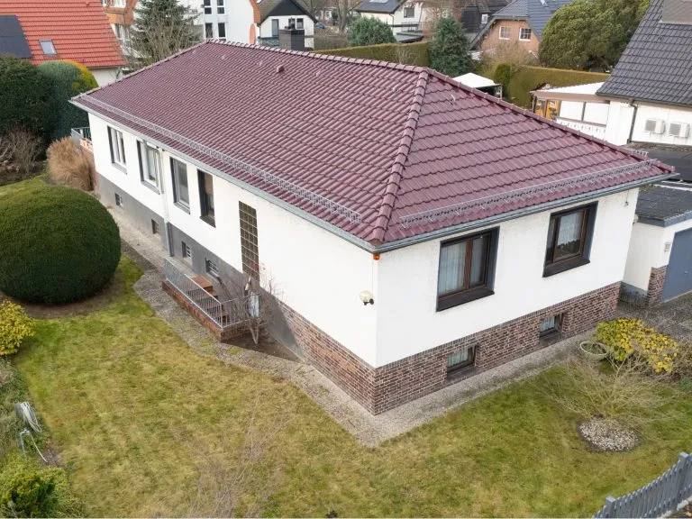 Moellerherm Immobilien - Immobilienangebot - Berlin / Lichtenrade - Alle - Ebenerdig wohnen, im Keller entfalten: 
Ihr Bungalow-Rückzugsort in Berlins grünem Süden.