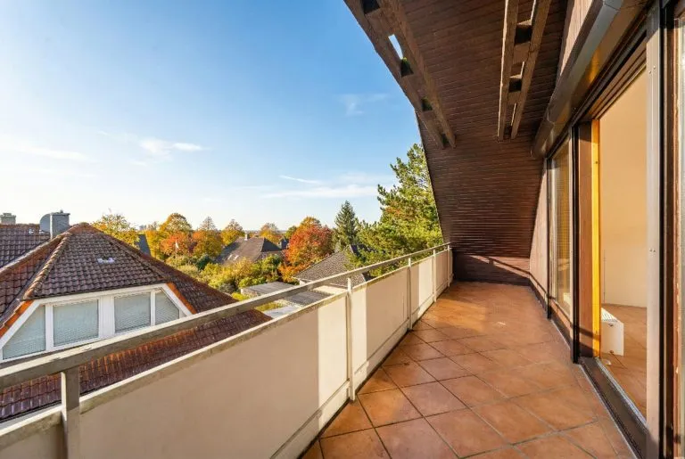 Moellerherm Immobilien - Immobilienangebot - Scharbeutz - Alle - Lichtdurchflutete Dachgeschosswohnung mit großer Loggia in Strandnähe 
von Scharbeutz