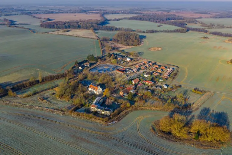 Moellerherm Immobilien - Immobilienangebot - Parin - Alle - Ökologisches Vollholz-Ferienhaus an der Ostsee- Konzipiert und gebaut nach ayurvedischen Wohn- und Lebensprinzipien