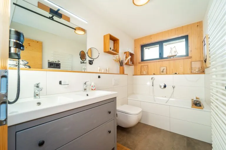Moellerherm Immobilien - Immobilienangebot - Parin - Alle - Ökologisches Vollholz-Ferienhaus an der Ostsee- Konzipiert und gebaut nach ayurvedischen Wohn- und Lebensprinzipien