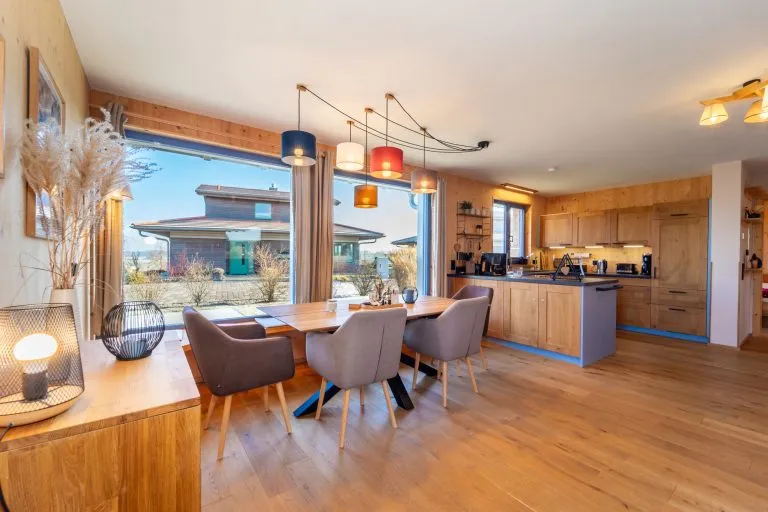 Moellerherm Immobilien - Immobilienangebot - Parin - Alle - Ökologisches Vollholz-Ferienhaus an der Ostsee- Konzipiert und gebaut nach ayurvedischen Wohn- und Lebensprinzipien