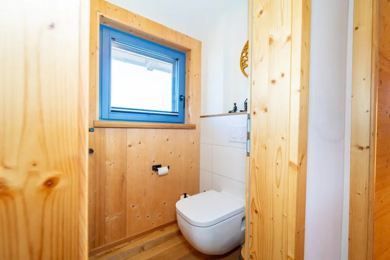 Moellerherm Immobilien - Immobilienangebot - Parin - Alle - Ökologisches Vollholz-Ferienhaus an der Ostsee- Konzipiert und gebaut nach ayurvedischen Wohn- und Lebensprinzipien