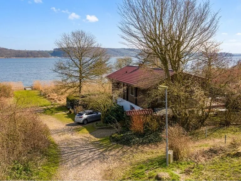 Moellerherm Immobilien - Immobilienangebot - Buchholz - Alle - Ihr Rückzugsort am Wasser: Exklusives Haus mit Steg & unverbaubarem Blick auf den Ratzeburger See