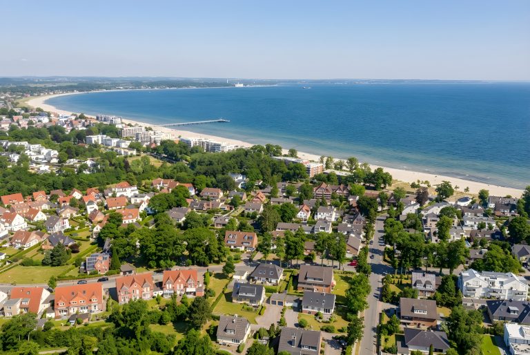 Moellerherm Immobilien - Immobilienangebot - Scharbeutz - Alle - Wohnen, wo die Ostsee am schönsten ist - Ein Haus voller Möglichkeiten
mit 5 Wohnungen in Scharbeutz