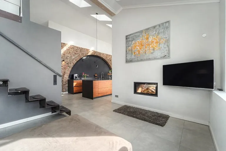 Moellerherm Immobilien - Immobilienangebot - Neustadt in Holstein - Alle - Loft-Feeling über den Dächern: Exklusive Dachgeschosswohnung mit Hafenblick